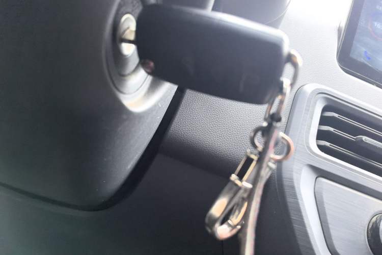 Used Wuling Yangguang 2024 300km Comfort-Grade Passenger Van 60kW
