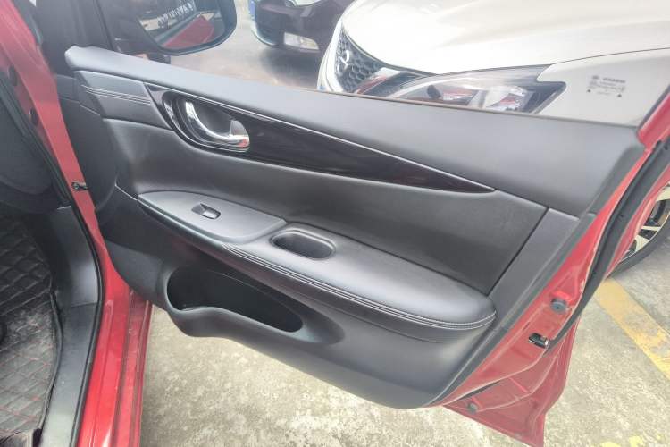 Used Nissan Tiida 2016 1.6L CVT Cool Dynamic Edition
