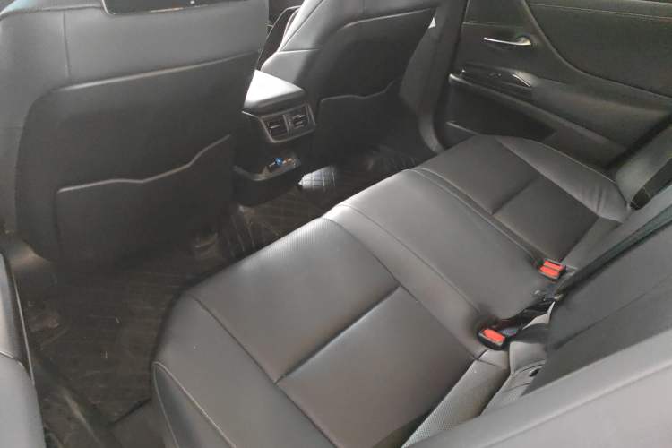 Used Lexus ES 2020 300h Deluxe Edition
