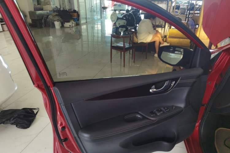 Used Nissan Tiida 2016 1.6L CVT Cool Dynamic Edition
