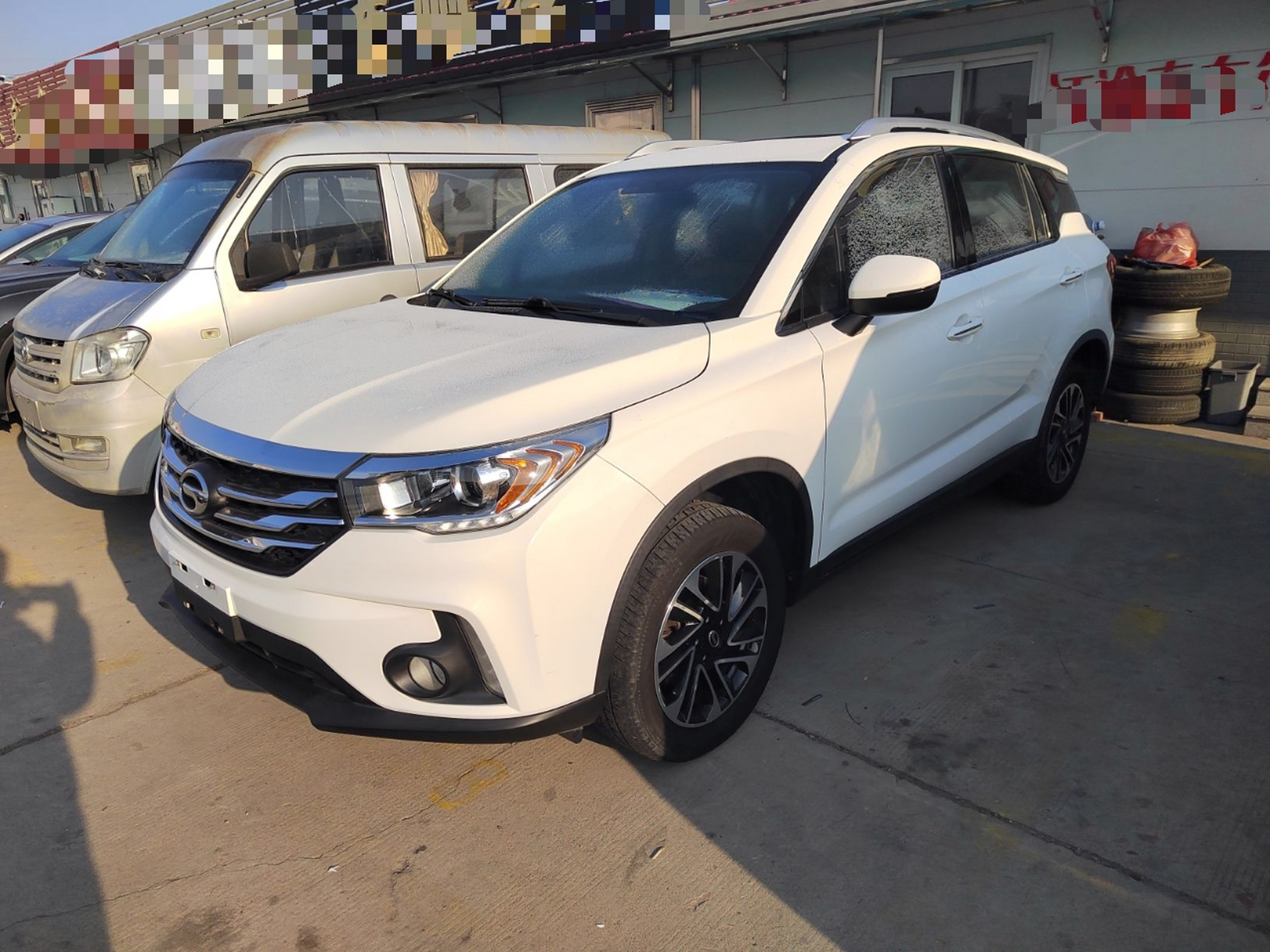 تحت مقدمة السيارة