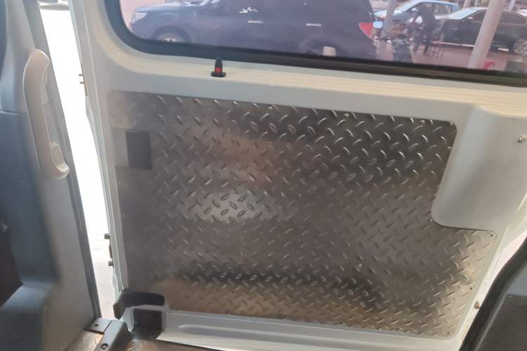 Used SAIC MAXUS Xintu V80 2024 Aotuntong 6MT Short-Wheelbase Ultra-Low Roof 127 Ps 5/6 Seats
