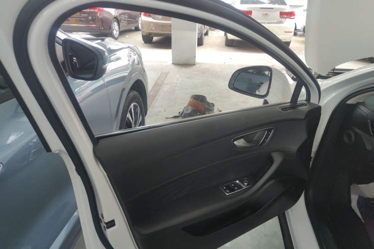 Used Roewe D7 2023 DMH 125km Superior Edition
