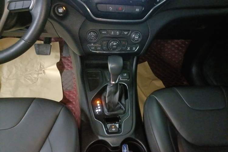 Used  Cherokee 2019 2.0T Two-Wheel Drive Smart Enjoyment Version China VI
