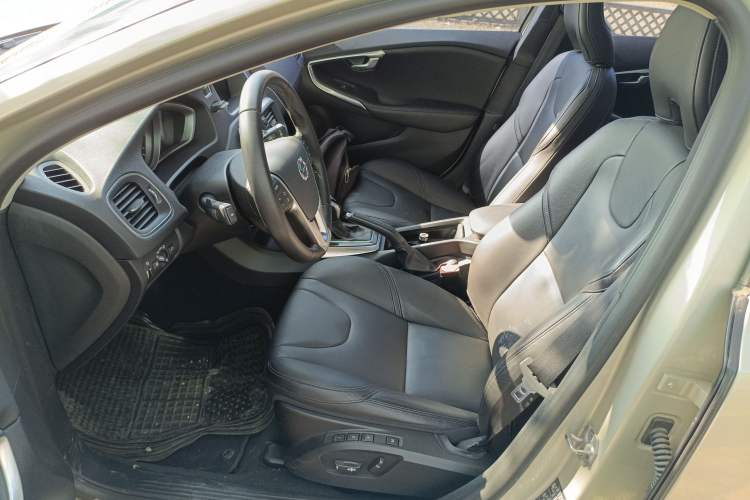 Used Volvo V40 2017 T3 Zhiyi Edition