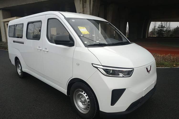 Used Wuling Yangguang 2024 300KM Comfort Version Passenger Van 75kW
