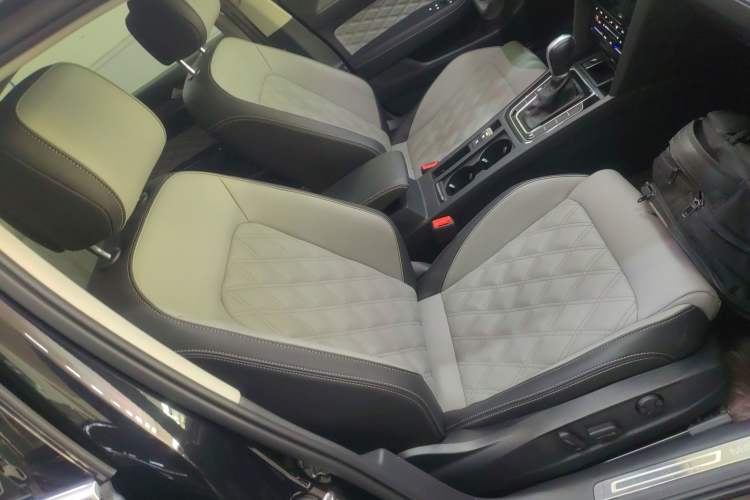 Used Volkswagen Magotan 2023 2 Million Units Limited Edition 330TSI DSG Leading Version
