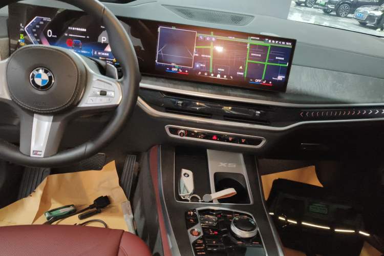 Used BMW X5 2023 xDrive 30Li Luxury M Sport Package
