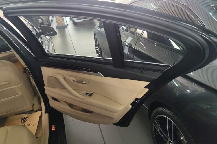 Used BMW 5 Series 2015 535Li Leading Model
