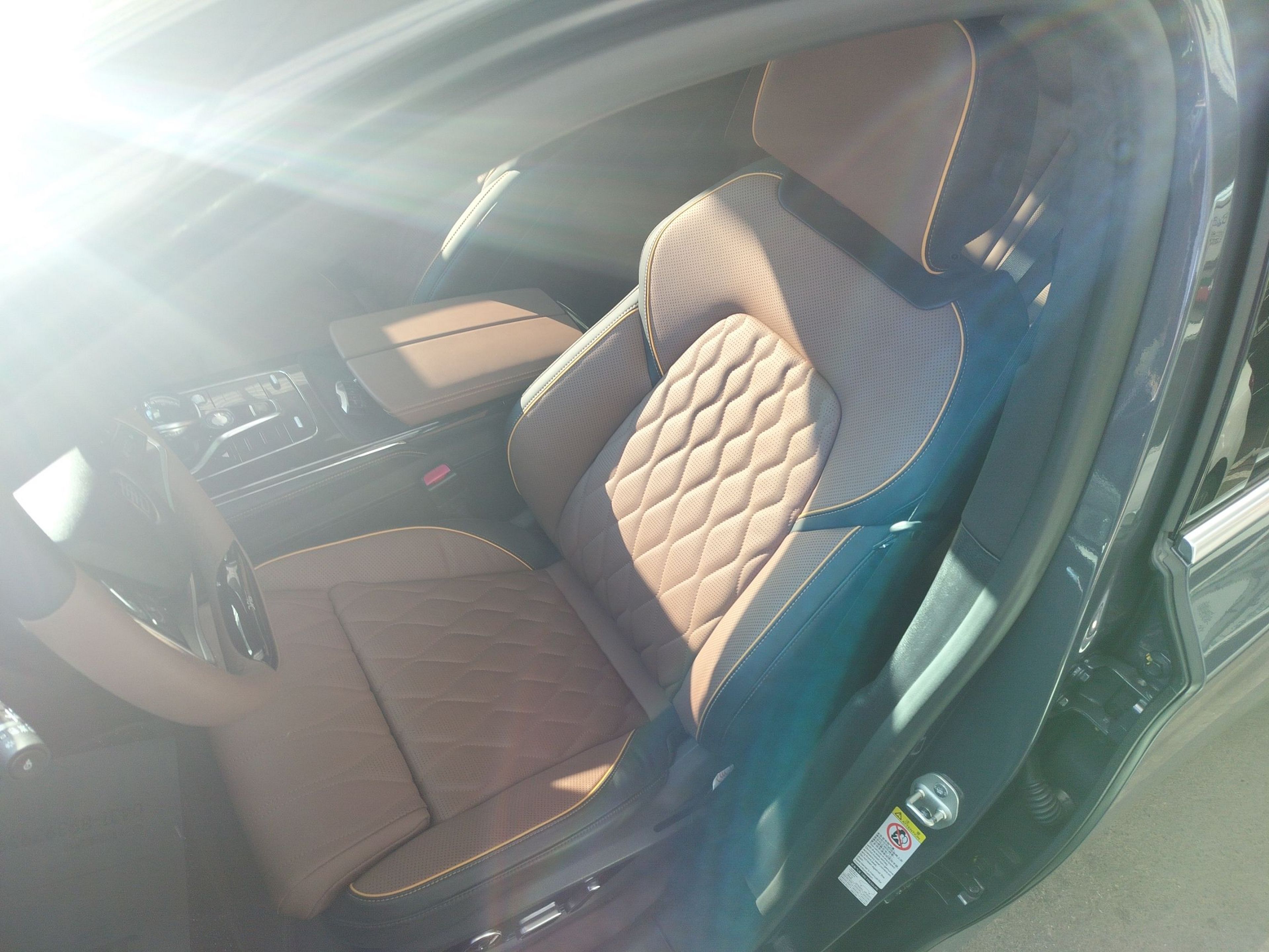المقاعد الأمامية داخل السيارة