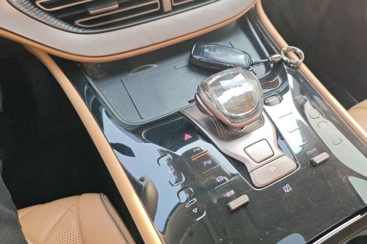 Used Denza D9 2022 EV 600 Four-Wheel Drive Flagship Model
