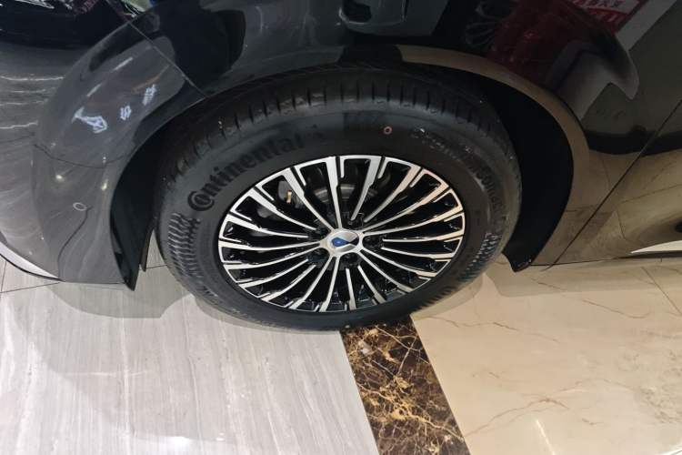 Used Denza D9 2025 DM-i Smart Drive 1020 Four-Wheel Drive Deluxe Model
