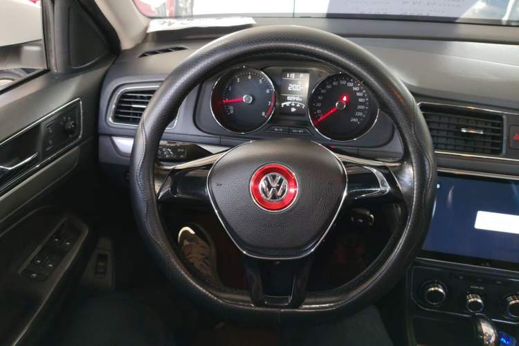 Used Volkswagen Lavida 2015 1.6L Automatic Comfort Edition
