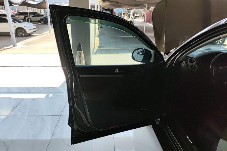 Used Volkswagen Tiguan 2015 2.0 TSI Automatic All-Wheel Drive Flagship Edition
