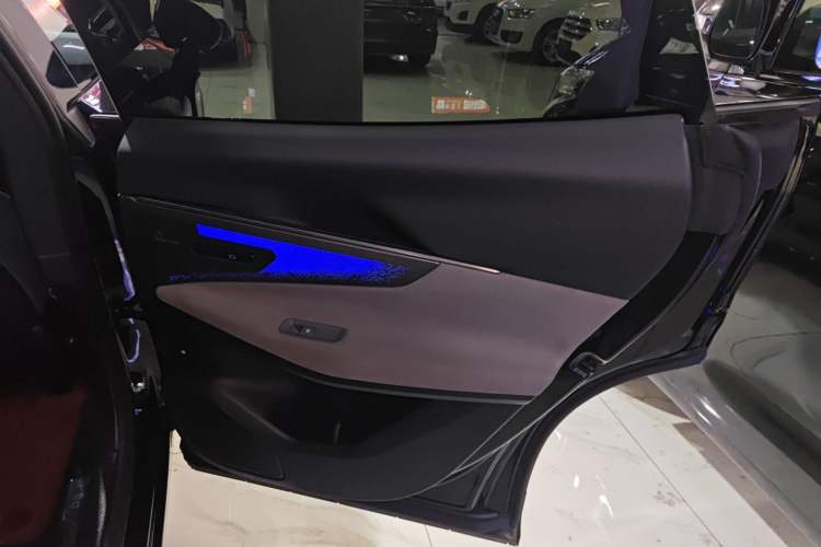 Used Lynk & Co 08 EM-P 2025 120km Long-Range Halo
