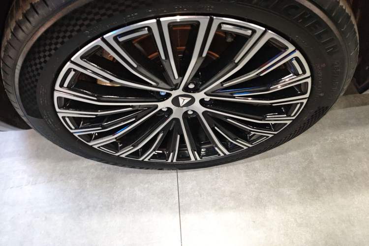 Used  S09 2025 Four-Wheel Drive Ultra+ Custom Edition
