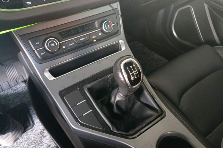 Used Geely Auto Emgrand 2019 Leading Edition 1.5L Manual Luxury Model China VI Standard
