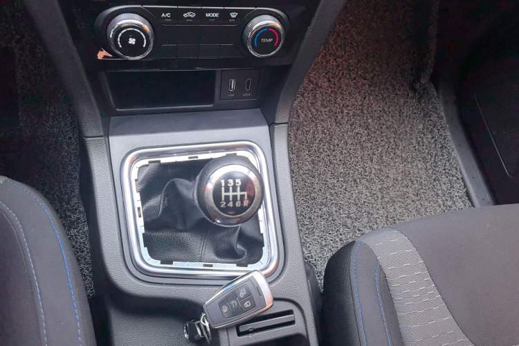 Used BAIC Weiwang M50F 2017 1.3T Standard Model
