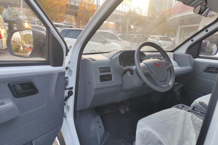 Used Wuling Yangguang 2024 300KM Comfort Version Passenger Van 75kW
