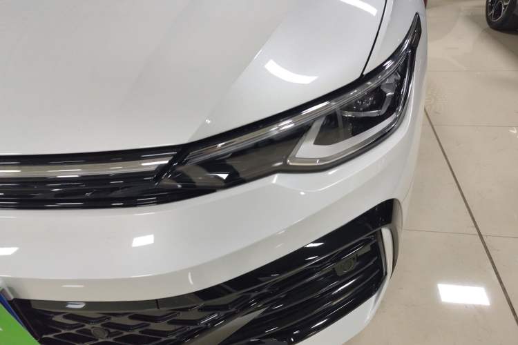 Used Volkswagen Golf 2025 300TSI R-Line
