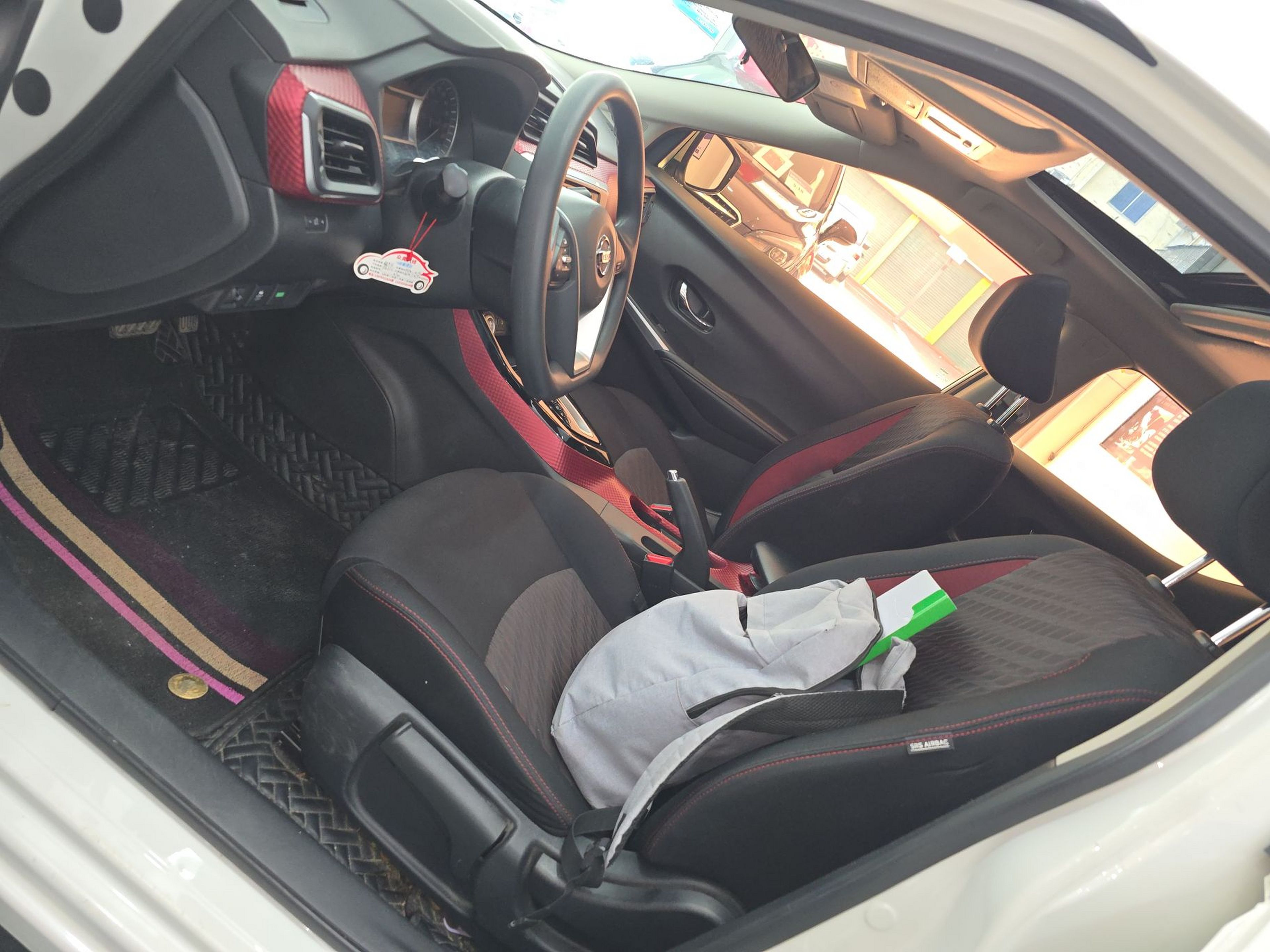 المقاعد الأمامية داخل السيارة