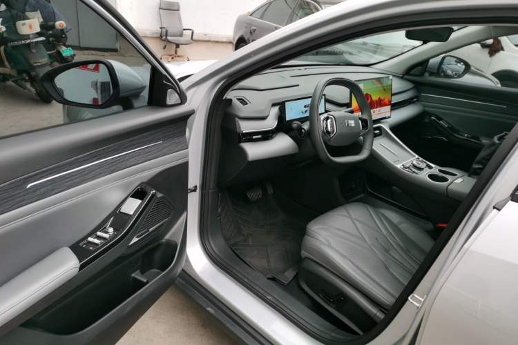 Used  L6 2025 EM-i 140km Starship Edition
