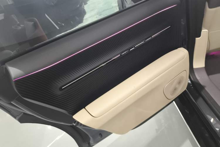 Used  12 2024 700 Three-Laser Rear-Wheel Drive Luxury Edition
