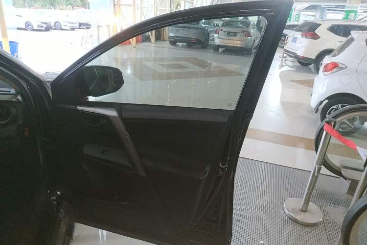 Used Toyota RAV4 2015 2.0L CVT Two-Wheel Drive Fashion Edition
