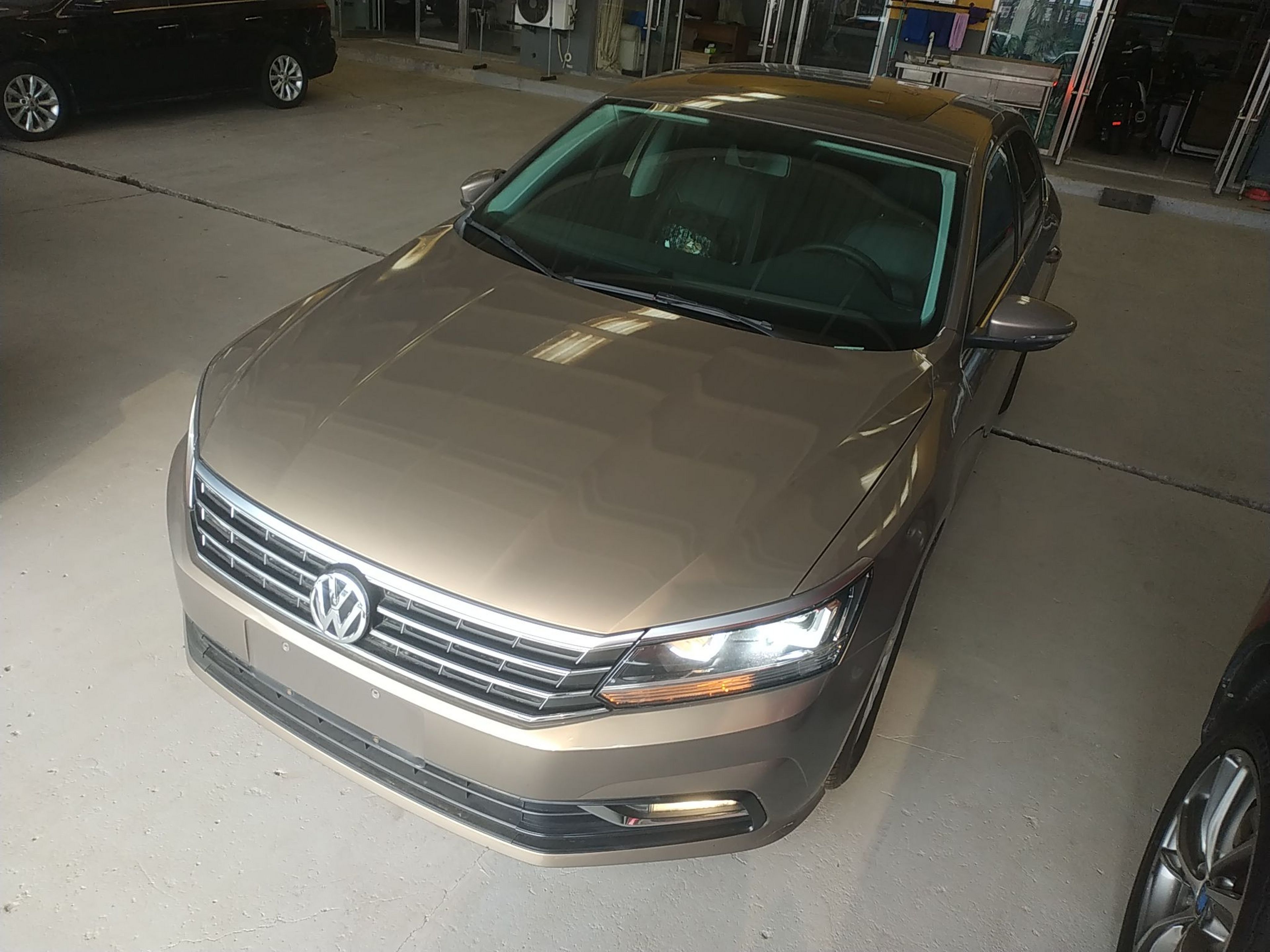 Под передней частью автомобиля