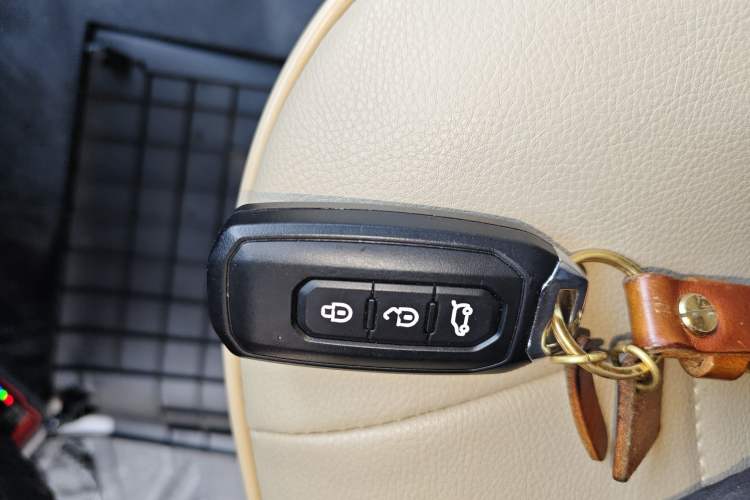 Used JMC Fushun 2023 2.0T Automatic Short-Wheelbase Low-Roof Commercial & Multi-Purpose Passenger Vehicle 6 Seats with Lift-Up Tailgate
