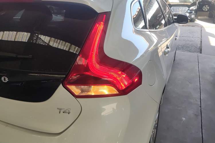 Used Volvo V40 2016 T4 Smart Luxury Edition
