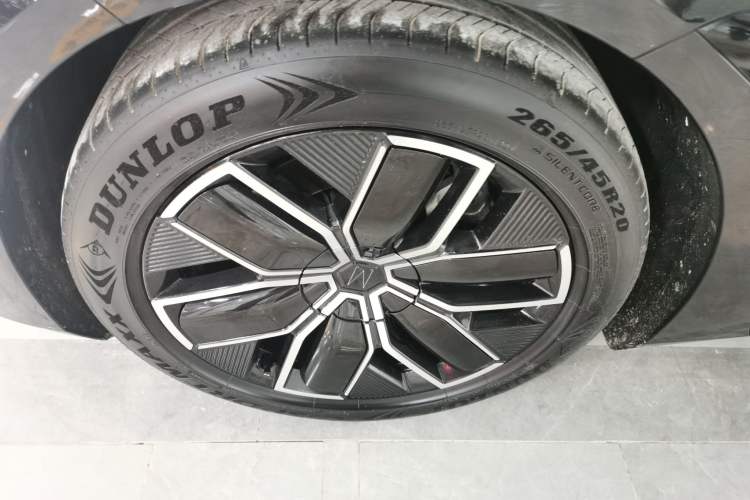 Used  12 2023 700 Three-Laser Rear-Wheel Drive Luxury Edition