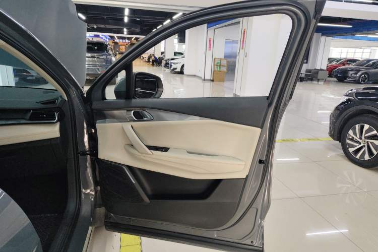 Used Lynk & Co 06 EM-P 2022 PHEV 84 km Range Pro Version
