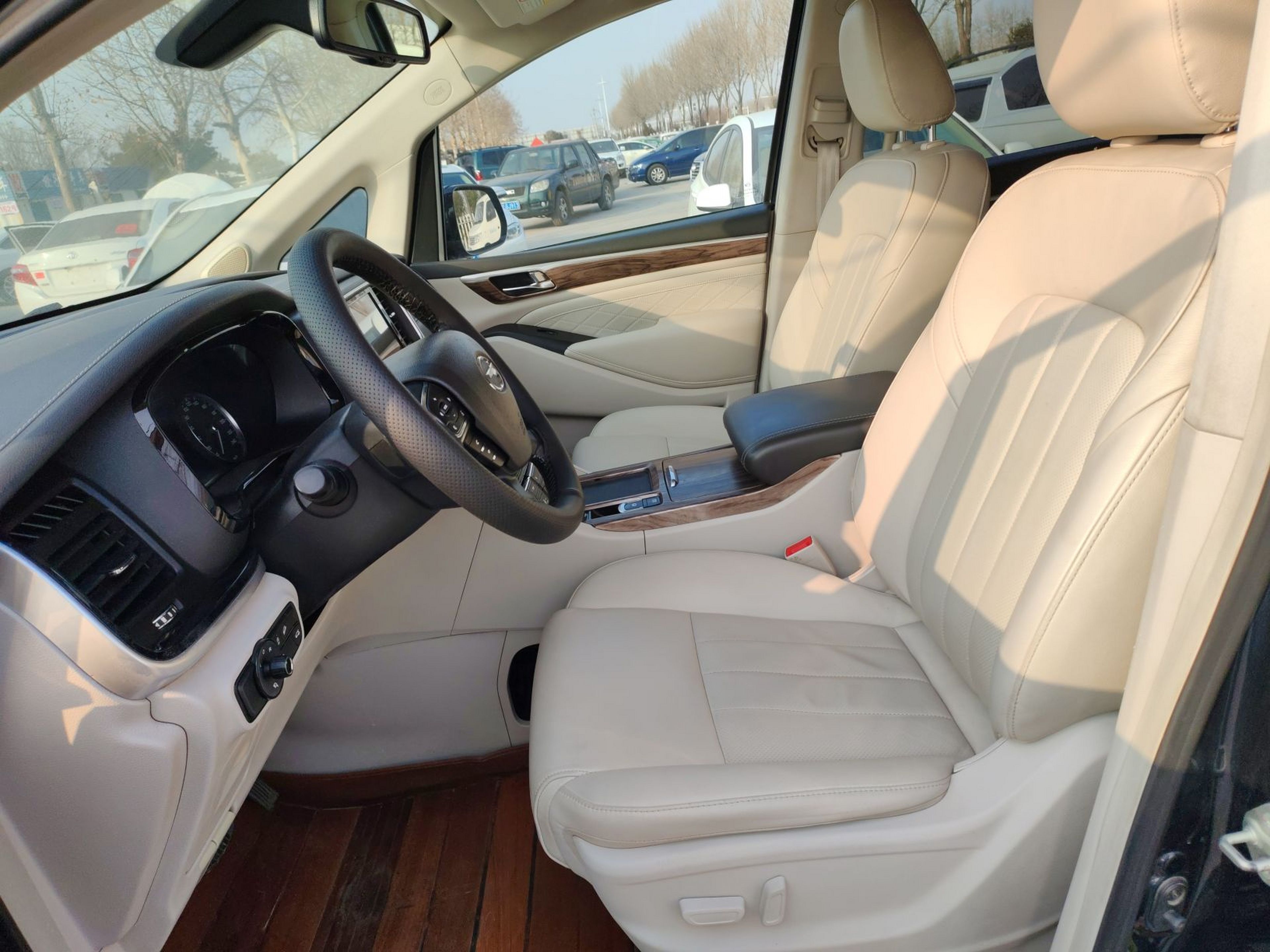 Переднее сиденье в автомобиле