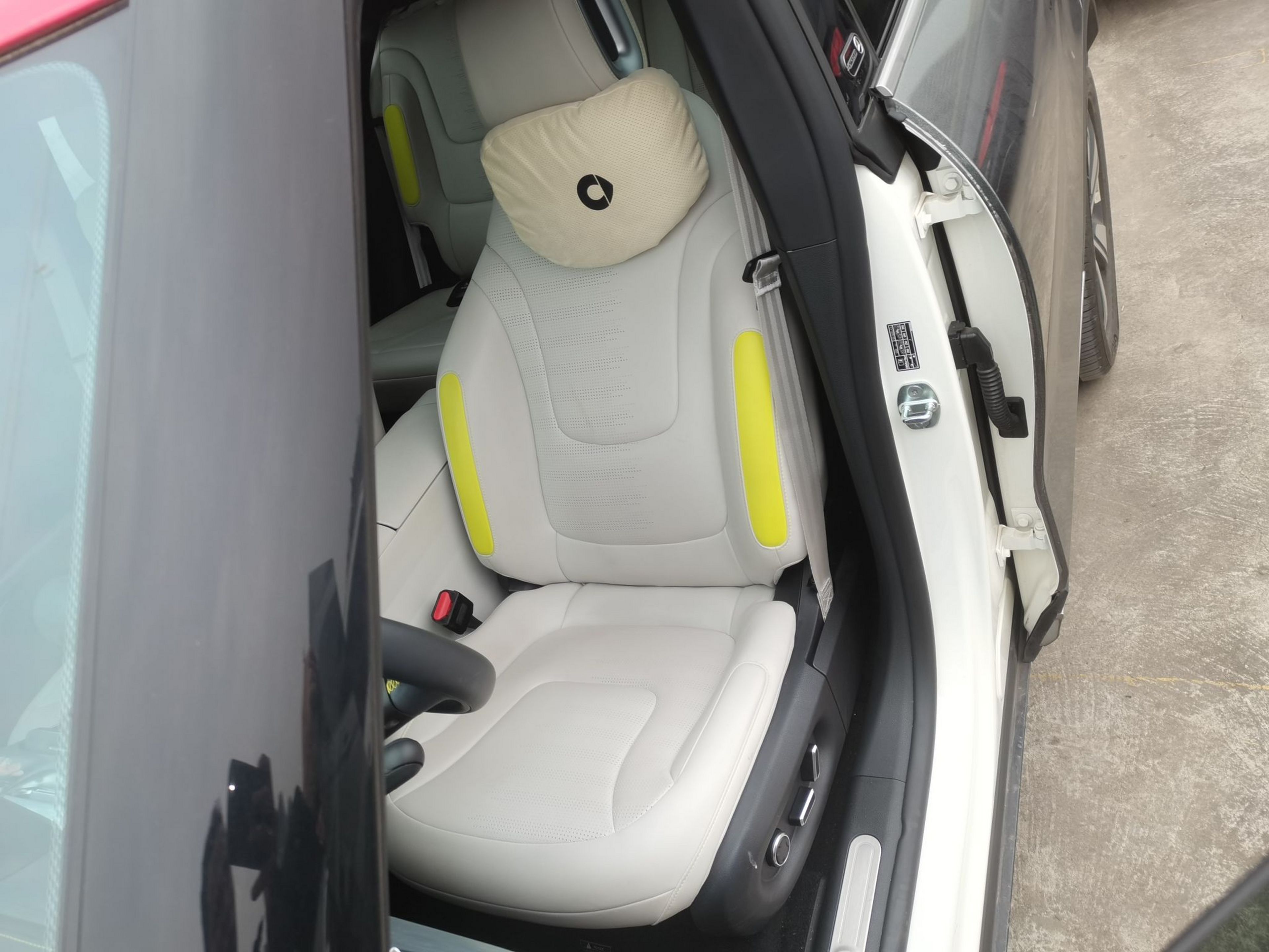 المقاعد الأمامية داخل السيارة