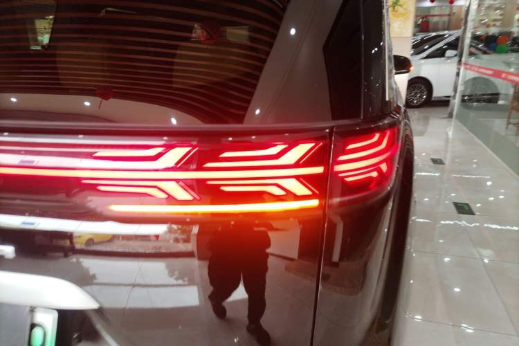 Used Denza D9 2022 DM-i 1040 Prestige Model