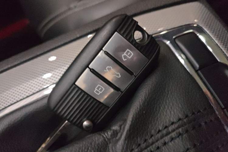 Used Roewe RX5 2016 20T Two-Wheel Drive Automatic Internet Smart Edition
