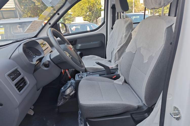 Used Wuling Yangguang 2024 300KM Comfort Version Passenger Van 75kW