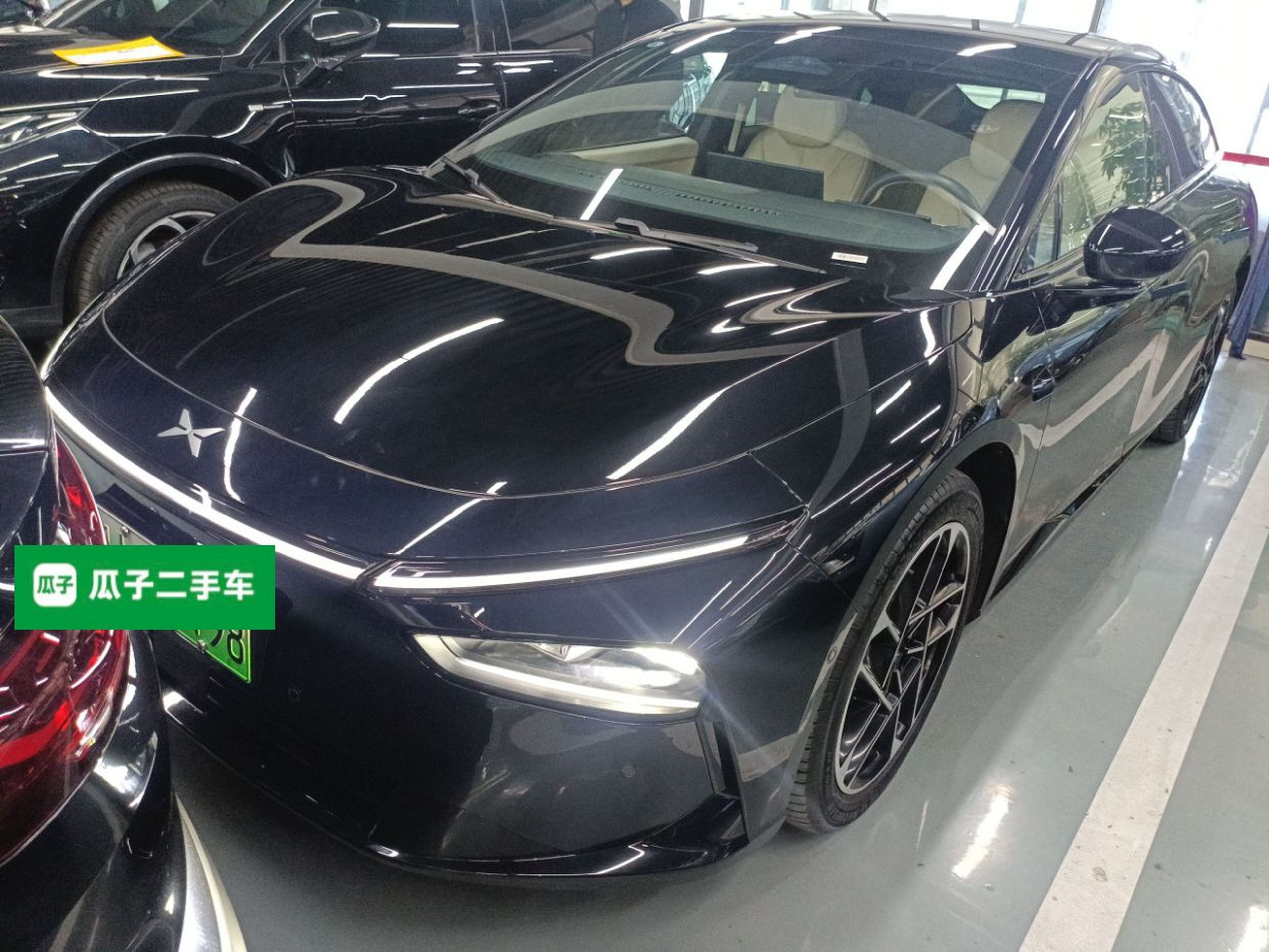 تحت مقدمة السيارة