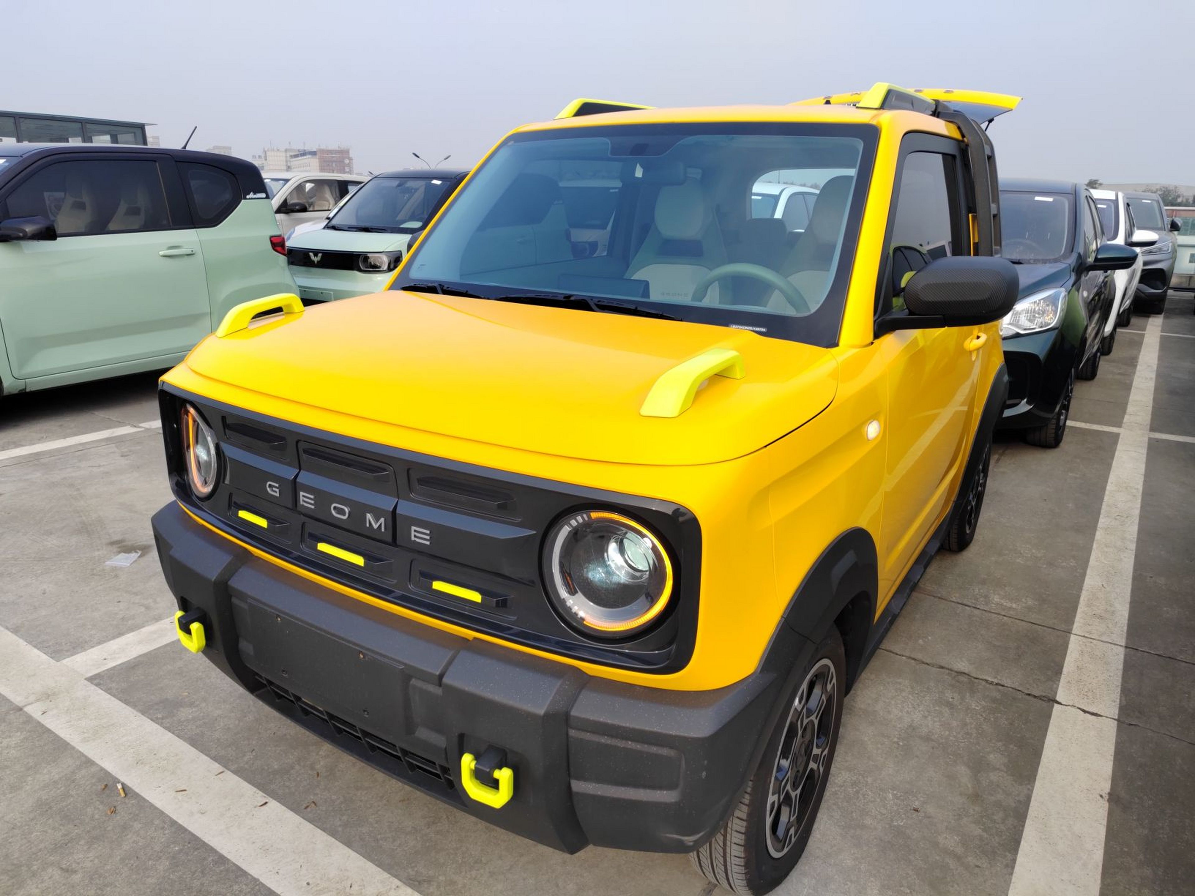 تحت مقدمة السيارة