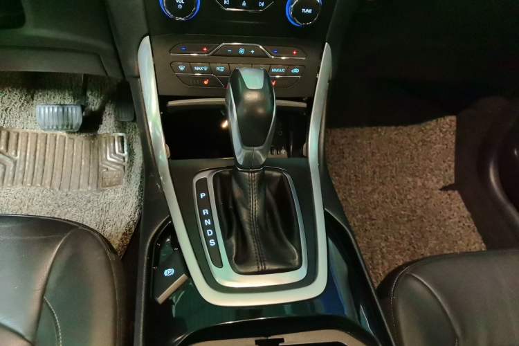 Used Ford Edge 2015 2.0T GTDi Two-Wheel-Drive High-Line Version