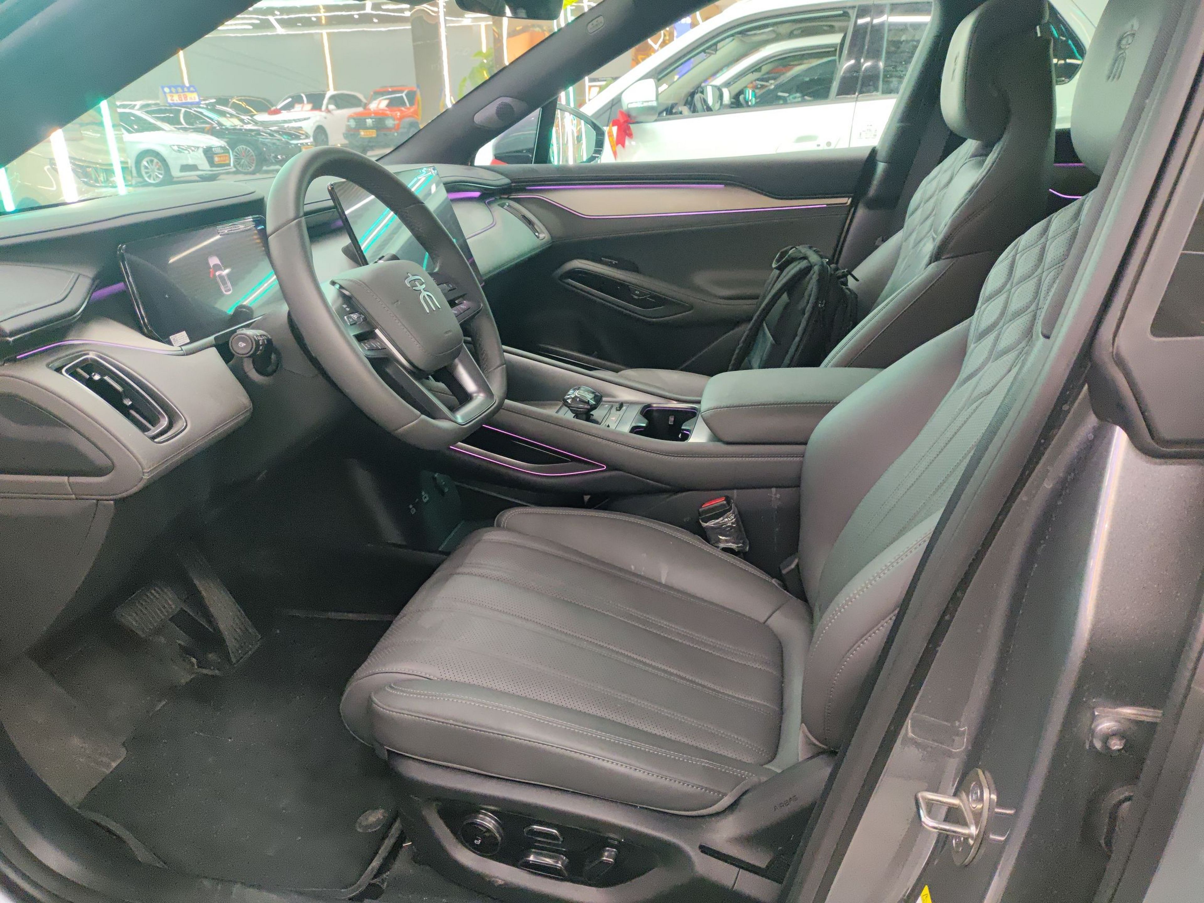 المقاعد الأمامية داخل السيارة