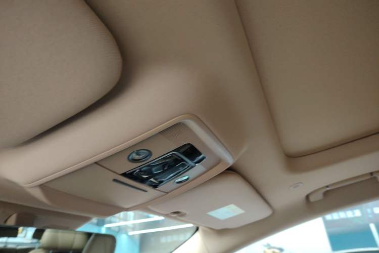 Used Denza D9 2025 DM-i Smart Drive 1020 Four-Wheel Drive Deluxe Model
