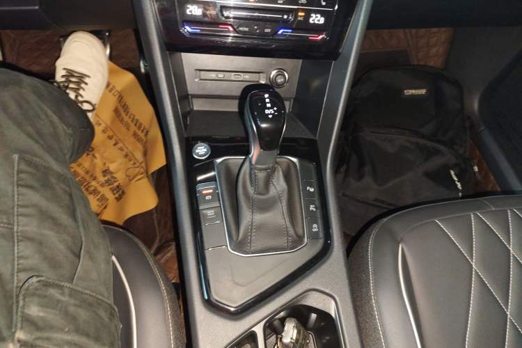 Used Volkswagen Tiguan L 2024 Outstanding Model 330TSI Automatic Two-Wheel Drive R-Line Dragon Glory Edition
