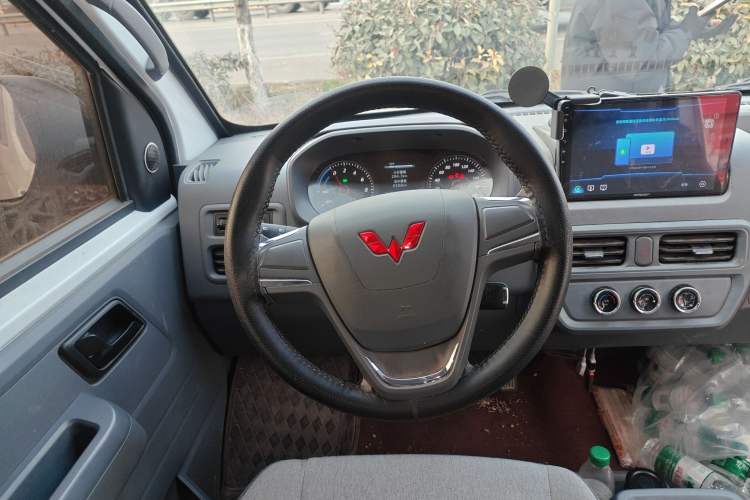 Used Wuling Yangguang 2024 300KM Comfort Version Passenger Van 75kW
