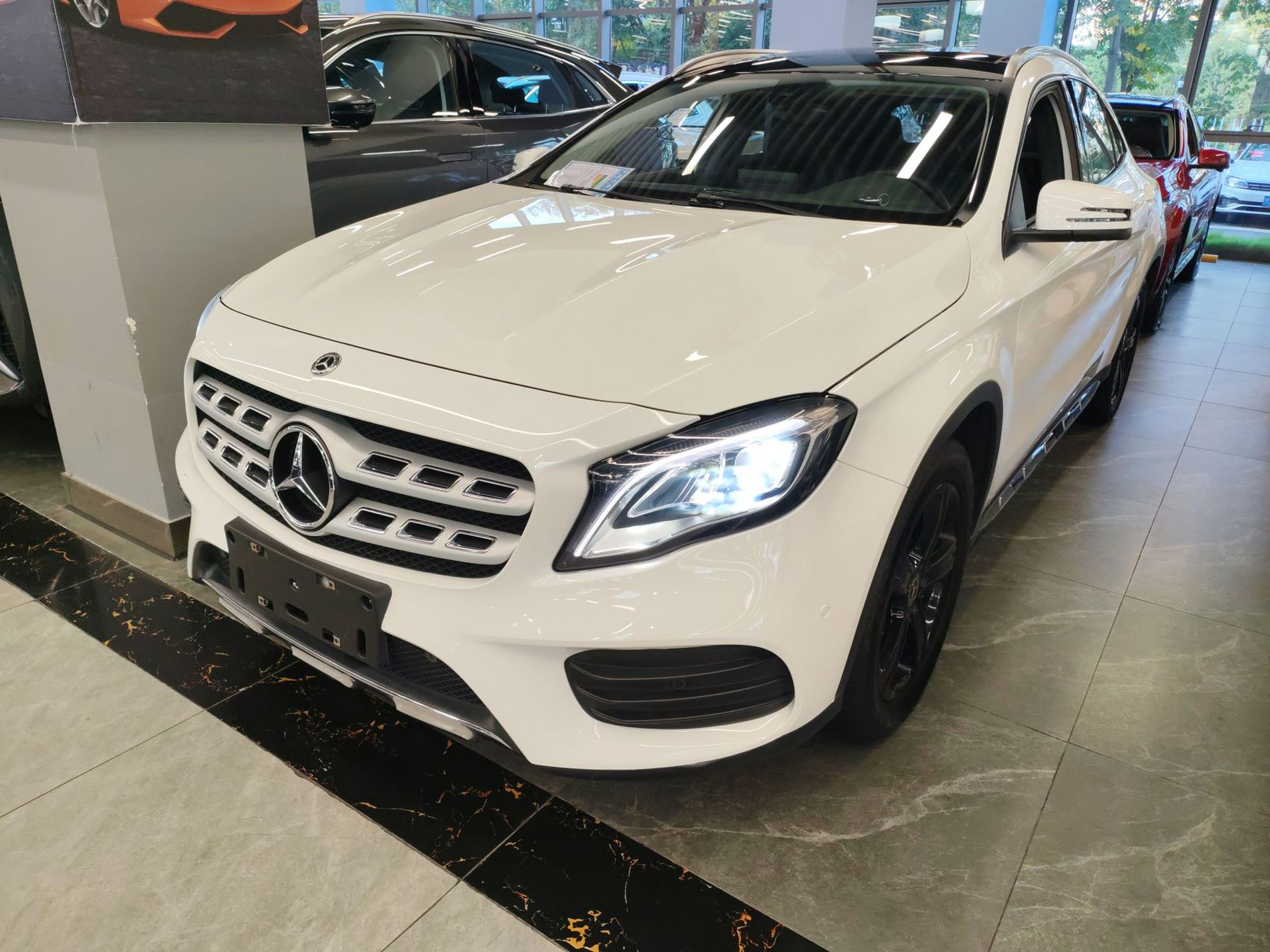 تحت مقدمة السيارة