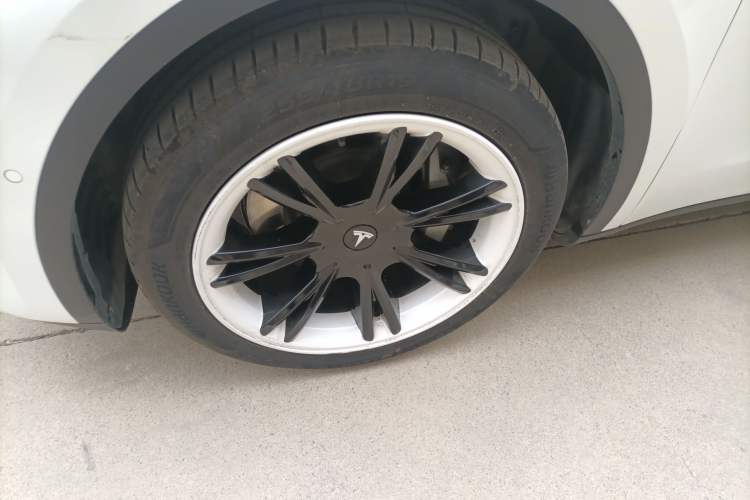 Used Tesla Model Y 2023 Long-Range All-Wheel-Drive Version