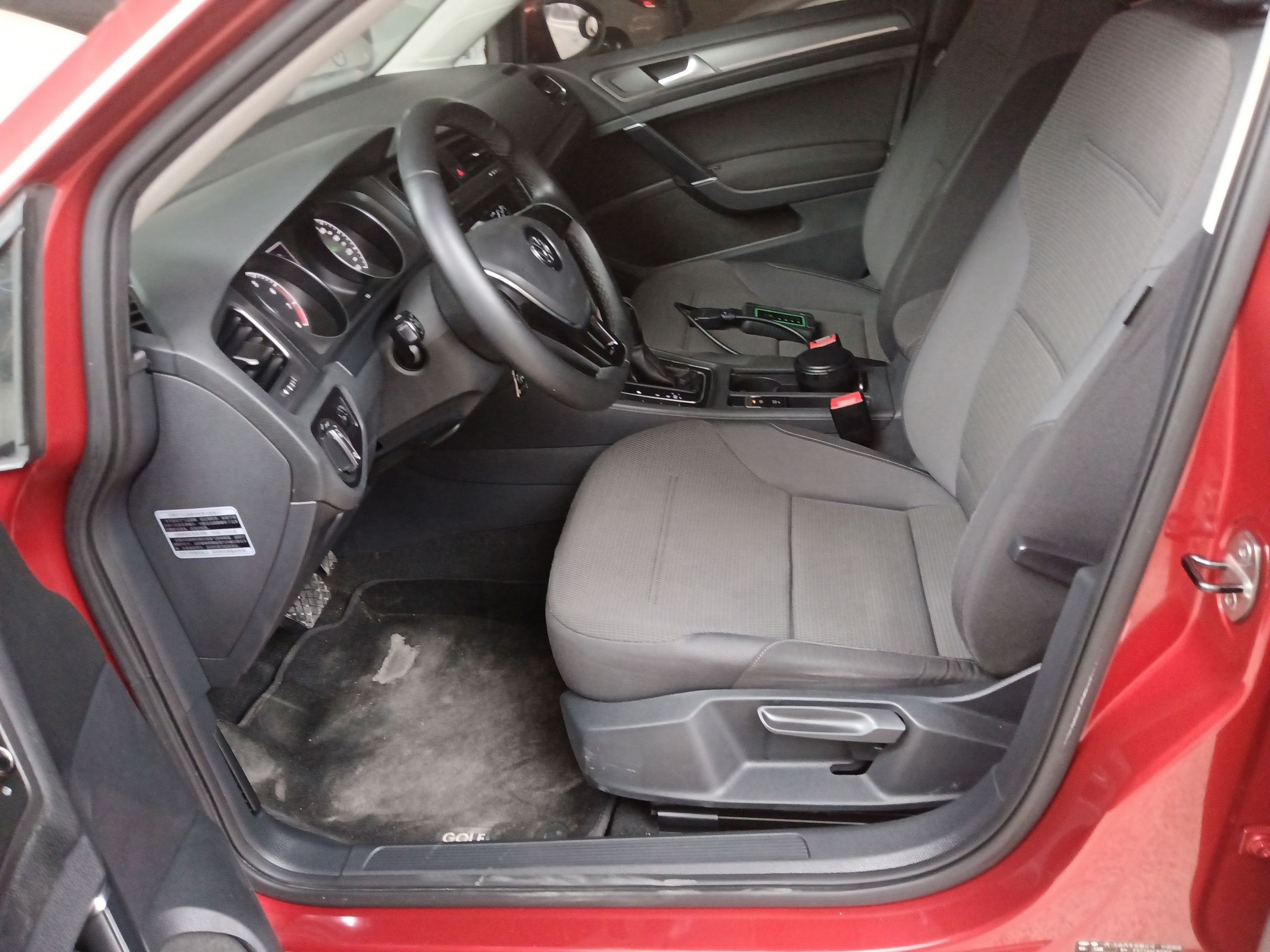 Переднее сиденье в автомобиле