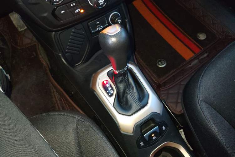 Used  Renegade 2018 Connected Large Screen Version 180T Automatic Kinetic Edition+
