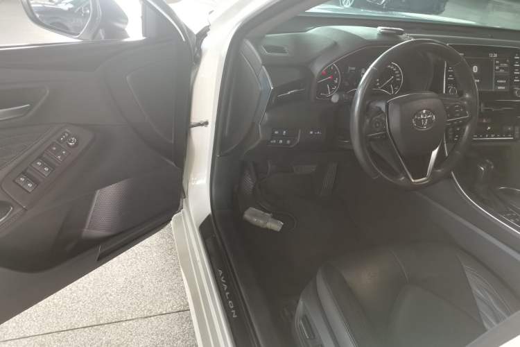 Used Toyota Avalon 2019 2.5L Touring Premium Version China VI Standard

